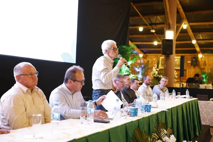 Romeo Bet, presidente da Cooperalfa, apresenta os resultados de 2025 durante a Assembleia de Líderes, em Chapecó.